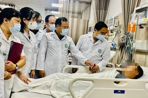 Thủ tướng Phạm Minh Chính động viên nạn nhân trong vụ cháy chung cư mini ở Hà Nội.