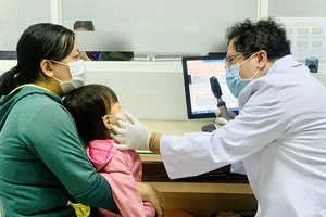 Bệnh viện Mắt Trung ương tiếp nhận 700 trường hợp đau mắt đỏ mỗi tuần.