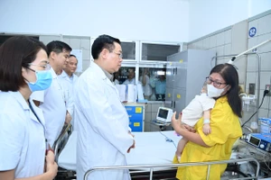 Chủ tịch Quốc hội đến thăm, động viên các nạn nhân vụ cháy chung cư mini hiện ở Hà Nội.