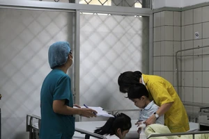 Các y bác sĩ Bệnh viện Bạch Mai chăm sóc cho bệnh nhi là nạn nhân trong vụ cháy chung cư mini ở Hà Nội