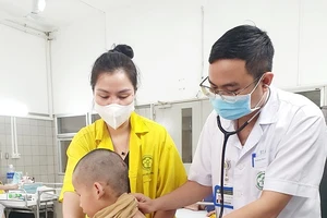 Trẻ sốc nhiễm khuẩn, phải lọc máu sau khi chơi ở sân bùn đất bẩn