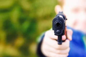 Bé trai 3 tuổi, người Mỹ bắn chết em trai
