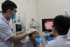 Lỡ nuốt con đỉa, một tháng sau mới phát hiện