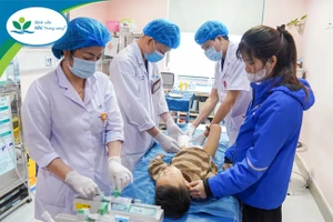 Bé trai 6 tuổi đứt rời chân trái sau va chạm với container trước cổng trường