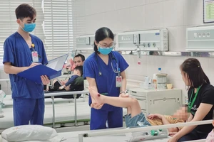 Mắc bệnh cực hiếm gặp, bé trai 7 tuổi bất ngờ yếu liệt tứ chi