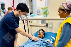 Uống nước lá lộc mại chữa táo bón, người đàn ông suýt tử vong