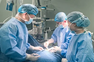 Va vào tủ ở lớp, bé trai bị mảnh kính cắt đứt mạch máu