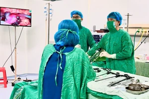 Người phụ nữ mang song thai, 1 thai trong và 1 thai ngoài tử cung