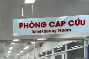 Báo động đỏ, bác sĩ chạy đua cứu bé gái bị xe công nông cán qua người