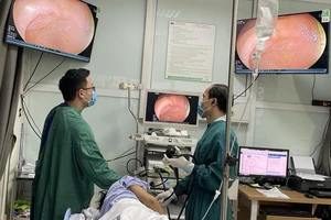 Người đàn ông bị xương cá dài 2,5 cm cắm sâu vào gốc lưỡi