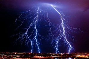 Trong cơn mưa dông ở Hà Nội sáng nay, 1 phụ nữ bị sét đánh trúng