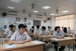 Thi môn Văn vào lớp 10 ở Hà Nội: 2 thí sinh mang điện thoại vào phòng thi, 448 em bỏ thi