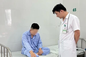 Con giun 30 cm sống trong cơ thể thanh niên 21 tuổi