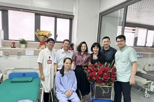 Bác sĩ bị kính rơi vào người ở The Coffee House xuất viện, trở lại làm việc tại Bệnh viện K