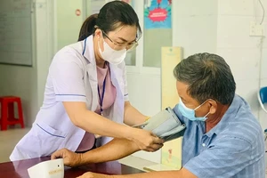 Bộ Y tế đề xuất hỗ trợ hàng tháng cho nhân viên y tế thôn, bản