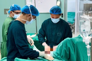 Hoại tử vùng sinh dục do đắp thuốc lá vào vùng kín theo lời thầy lang