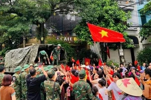 Người dân Yên Bái mang cờ, hoa xuống đường, bịn rịn chia tay bộ đội