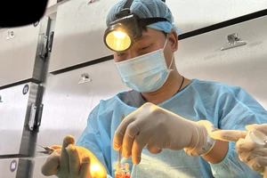 Hiến tặng giác mạc: 1 ngọn nến tắt đi, 2 ngọn nến được thắp sáng