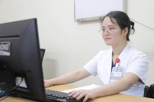 Nữ bác sĩ bị kính rơi vào người ở The Coffee House trở lại làm việc tại Bệnh viện K