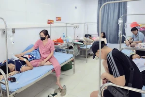 13 học sinh nhập viện sau khi uống nước ngọt phát miễn phí