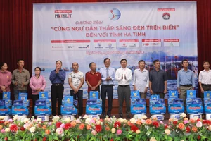 'Cùng ngư dân thắp sáng đèn trên biển' góp phần xây dựng nền thủy sản phát triển bền vững