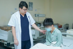 Thanh niên nhập viện sau khi lộn bao quy đầu ra xem vì tò mò