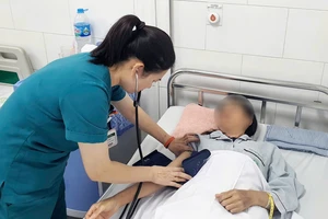  Nguy kịch vì không ăn gì, chỉ uống 6 lít nước kiềm mỗi ngày