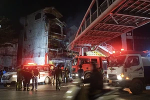 Vụ phóng hoả quán cà phê ở Hà Nội: Người nhà đến nhà tang lễ tìm người thân 