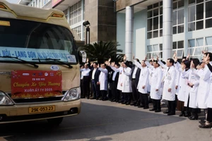 Bệnh nhân ung thư xúc động rời Bệnh viện K trên chuyến xe 0 đồng