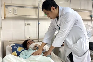 Thanh niên 18 tuổi vỡ đại tràng do bạn bè nghịch dại