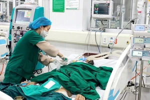 Suýt tử vong sau 10 ngày uống rượu liên tục, không ăn