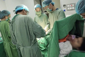 Báo động đỏ trong đêm cứu sản phụ người nước ngoài