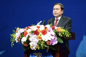 Chủ tịch Quốc hội: Chăm lo thật tốt đời sống vật chất, tinh thần cho nhân viên y tế