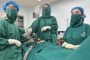 Bụng to bất thường, cô gái bất ngờ phát hiện cùng lúc 2 u buồng trứng