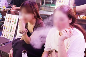 Cử tri đề nghị có chính sách cấm bán thuốc lá điện tử cho học sinh