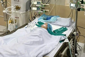 Bé 14 tháng tuổi nguy kịch, lọc máu liên tục 40 giờ do mắc tay chân miệng