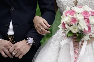 Tuổi trung bình khi sinh của phụ nữ Hoa và Kinh là gần 30 