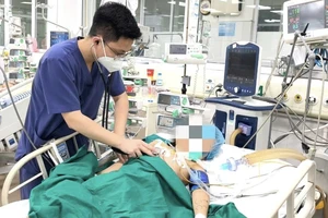 Nỗ lực cứu chữa cháu bé bị thanh gỗ đâm vào chân, nguy kịch vì uốn ván 