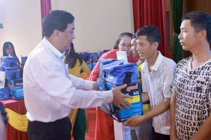 Chùm ảnh 'Cùng ngư dân thắp sáng đèn trên biển' tại Nghệ An