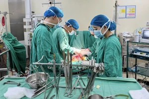 Vượt hơn 1.000 km, bác sĩ Lào đưa con sang Việt Nam mổ tim