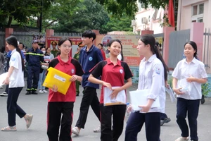 Hà Nội: 1 thí sinh mang điện thoại vào phòng thi môn Anh