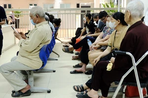 Cử tri đề xuất người từ 70 tuổi không cần giấy chuyển tuyến