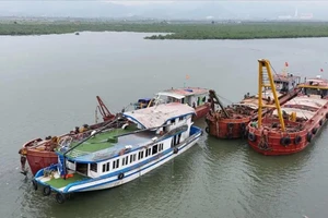 Lắp đặt thiết bị cảnh báo dông, lốc trên vịnh Hạ Long sau vụ lật tàu Vịnh Xanh 58 