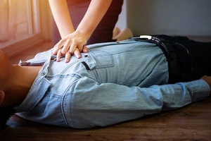 Phân biệt đột quỵ não và ngừng tim, cách xử trí