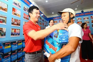 Chùm ảnh 'Cùng ngư dân thắp sáng đèn trên biển' tại Quảng Ninh