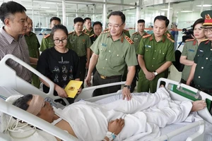 Thứ trưởng Bộ Công an thăm cán bộ cảnh sát cơ động bị thương khi làm nhiệm vụ A80