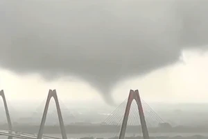 Hà Nội xuất hiện vòi rồng 