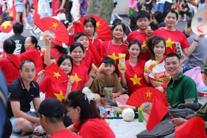 Nhiều người dân vượt hàng trăm km trong đêm để về Hà Nội xem diễu binh