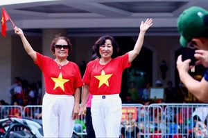 Các cung đường Thủ đô rực đỏ trước thềm lễ diễu binh A80