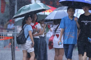 Hà Nội: Người dân đội mưa chờ xem lễ diễu binh, diễu hành 